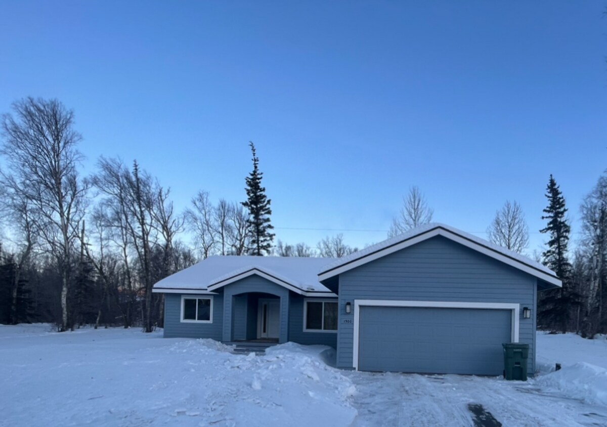 Primary Photo - Spacious 3 bedroom/2 bathroom/2 car garage...