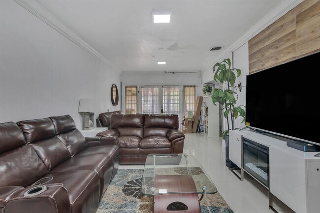 Sala de estar - 5931 NW 5th St