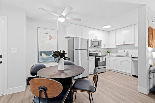 Cocina con mesa de comedor en Veranda La Mesa Apartments en La Mesa, CA 91942 - Veranda La Mesa