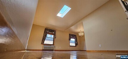 Building Photo - 416 68th St