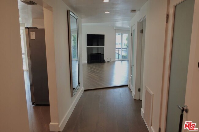 Building Photo - 723 Westmount Dr