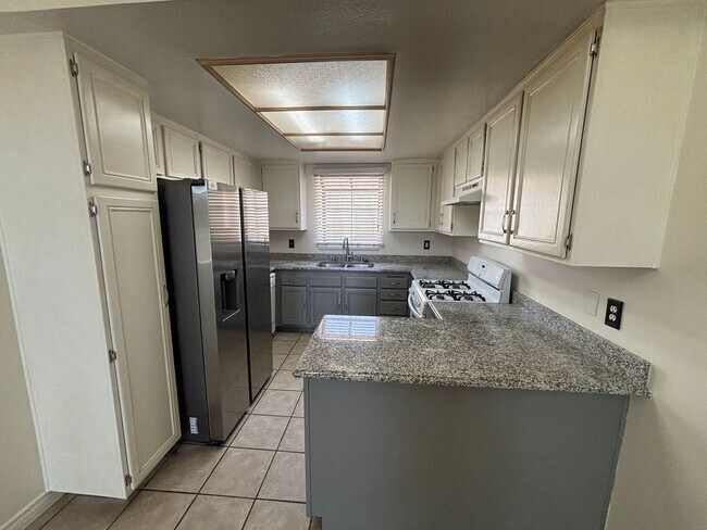 Foto del edificio - 2 Bedroom + Loft Condo for Rent in Canyon Country!