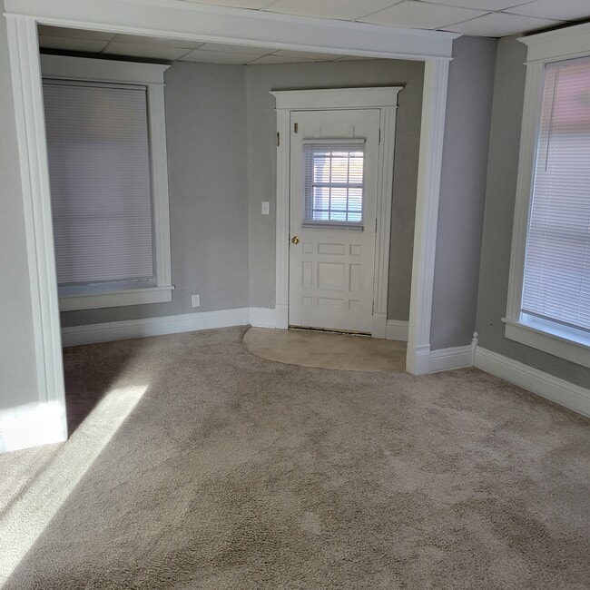 Building Photo - 206 N Maple St