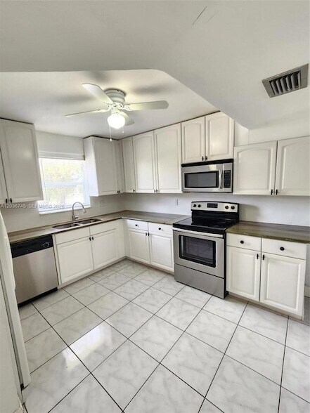 Foto del edificio - 7966 SW 7th Ct
