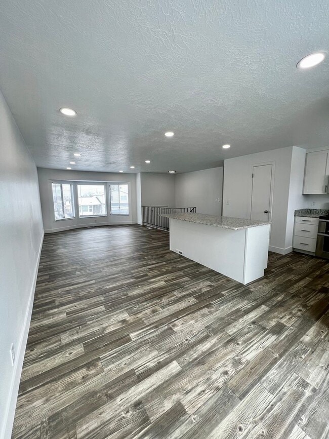 Building Photo - Beautiful remodeled 5 bed 2 bath home