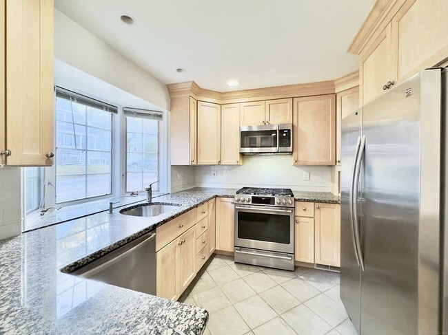 Building Photo - 48 Pemberwick Rd