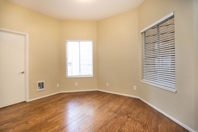 Building Photo - bedroom in San Francisco CA 94108