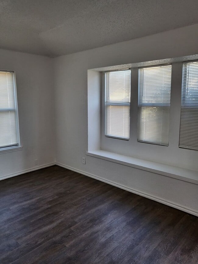 Photo - 1720 Justin Lyn St House