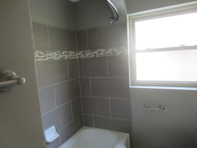 Foto del edificio - Updated 3 Bed 2 Bath Home