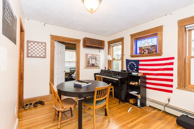 Building Photo - Spacious 6-Bed, 2-Bath Apartment Near Nort...