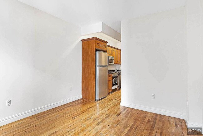 Building Photo - 437 W 54th St