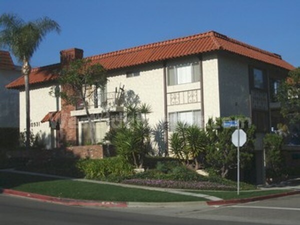 BRIGHT, UPPER, APARTMENT - 10931 Rose Ave