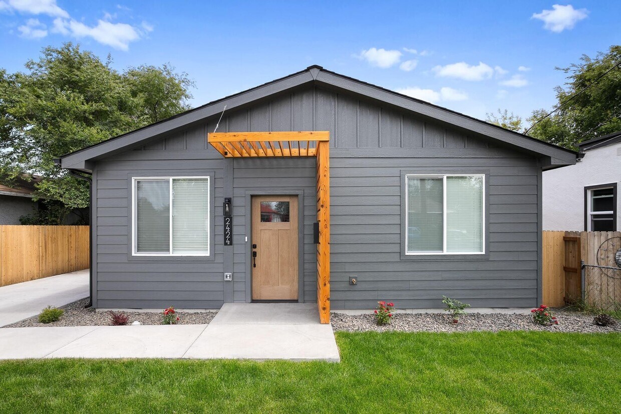 Primary Photo - $2,500 - 3 Bed / 2 Bed Brand New Construct...