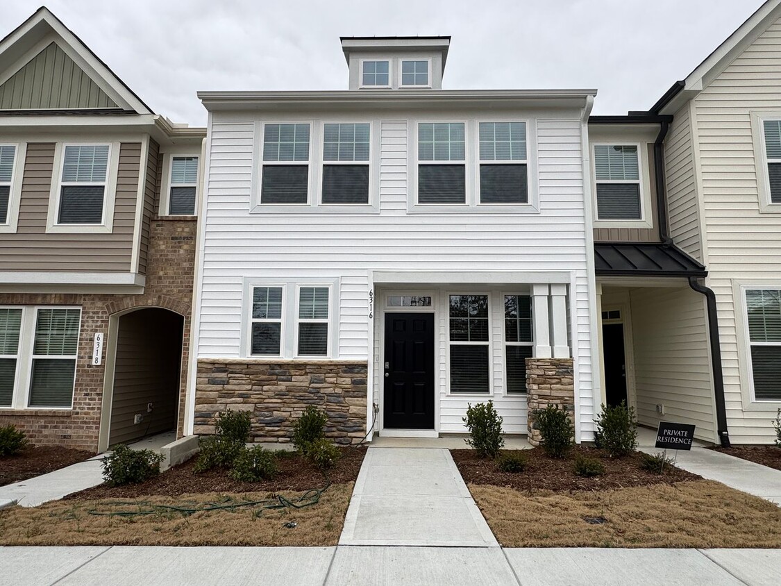 Foto principal - 3 Bedroom | 2.5 Bathroom Raleigh Townhome