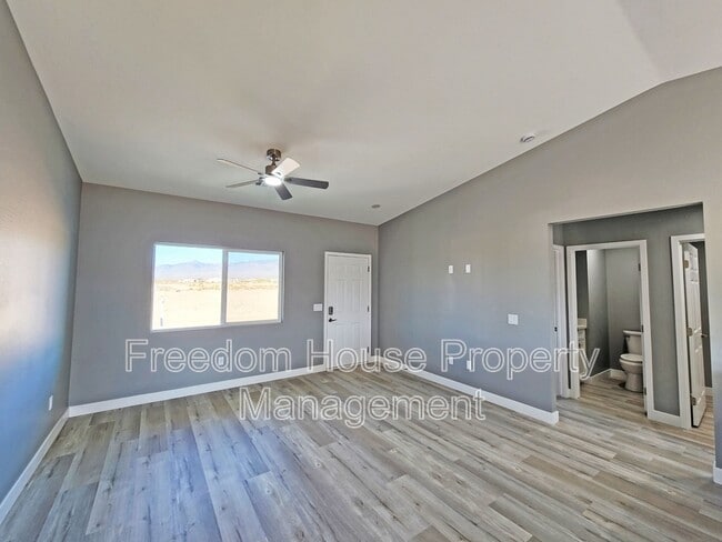 Foto del edificio - 831 Valiant Ave