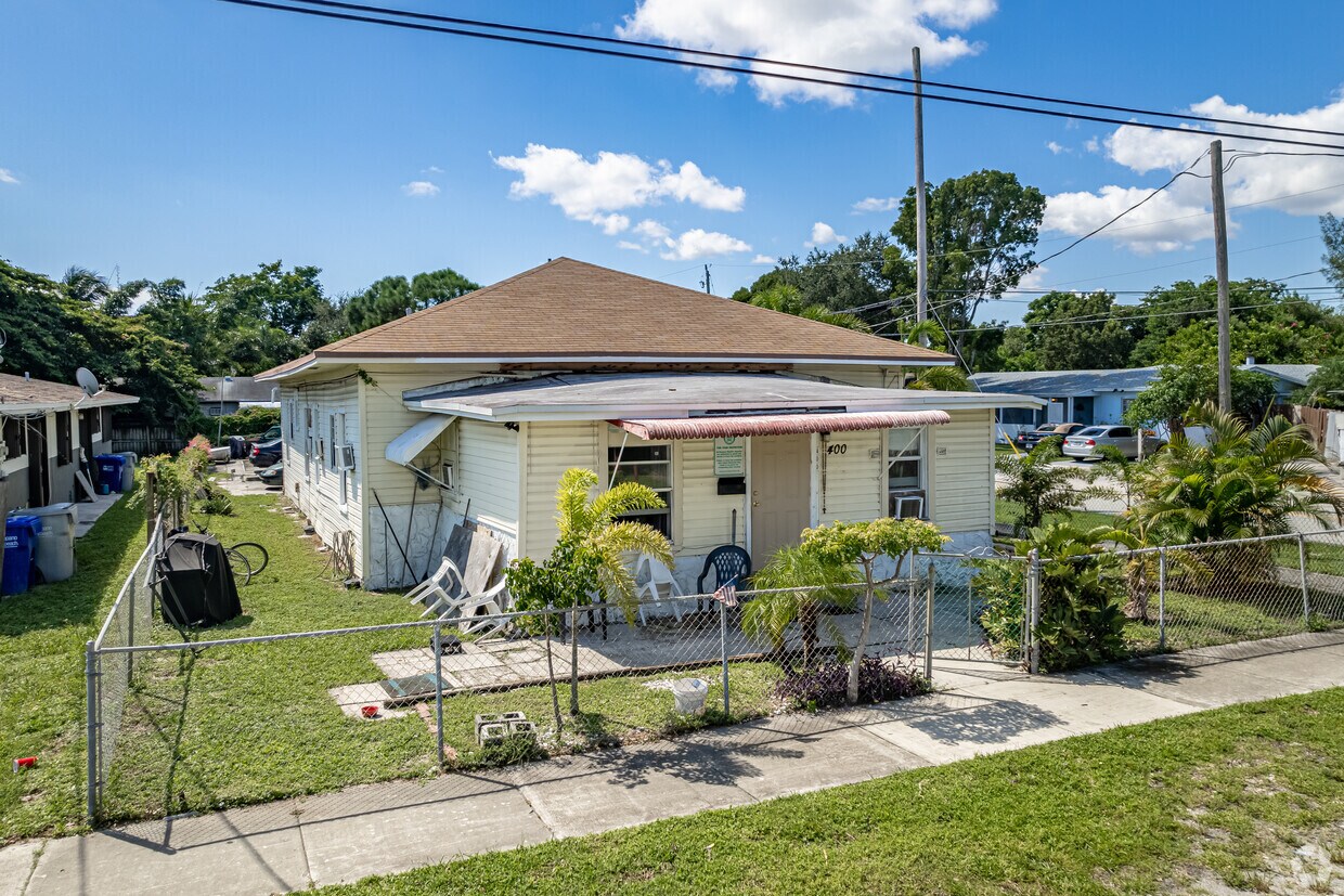 Primary Photo - 400 NE 4th St