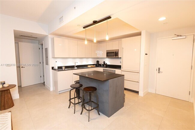 Building Photo - 1010 Brickell Ave