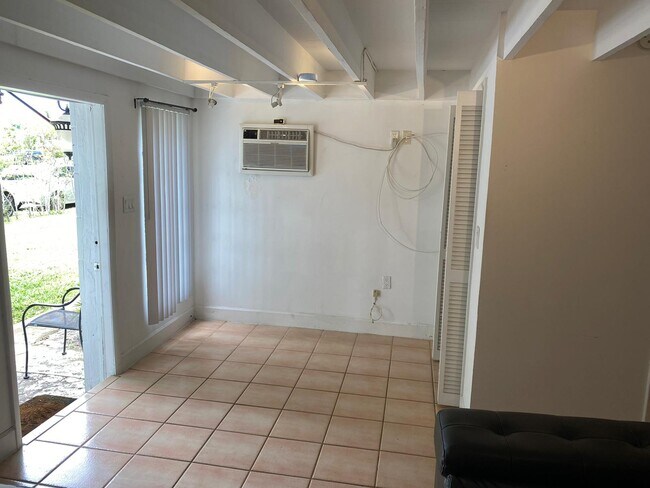 Building Photo - 2855 Royal Palm Ave