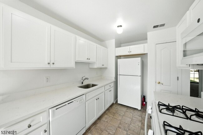 Building Photo - 31 Hickory Ln
