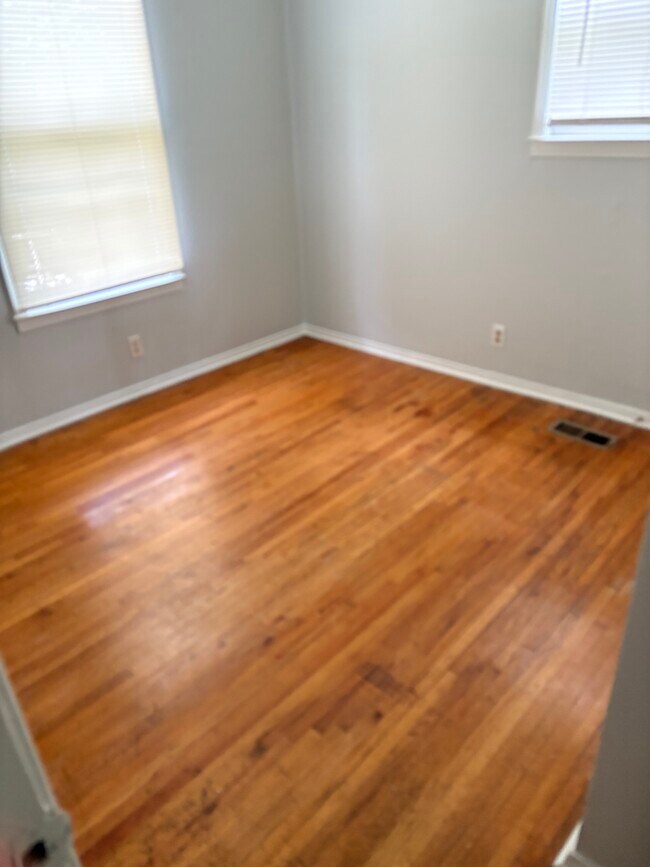 Building Photo - 2602 Oakwood Ave