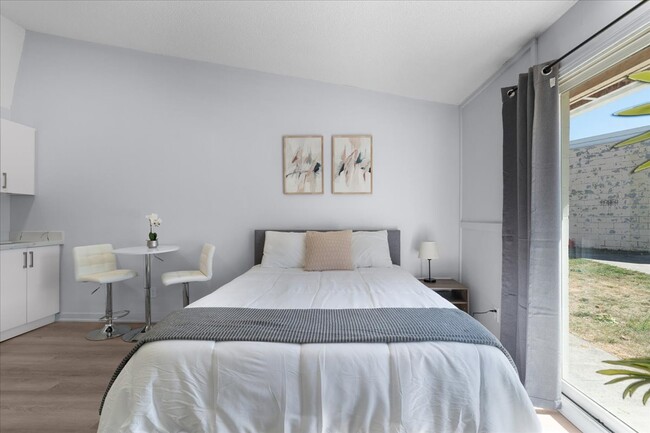 Building Photo - Newly Renovated Bachelor Suites