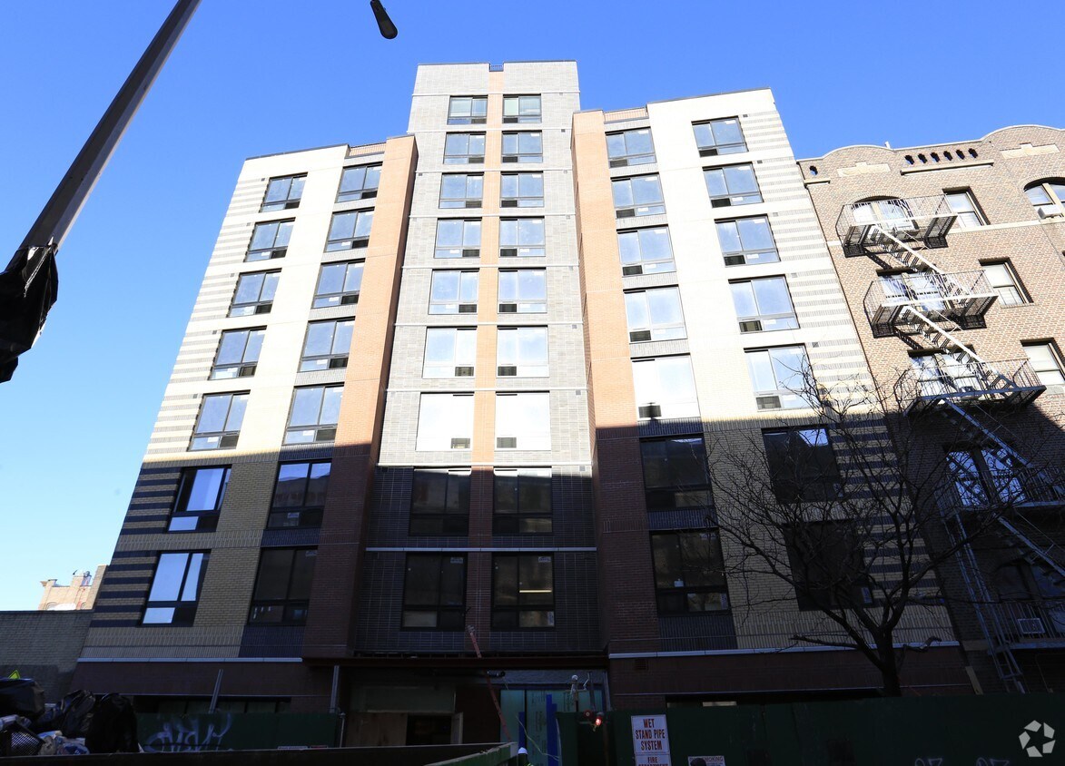 Fotografía del edificio - 2065 Walton Ave