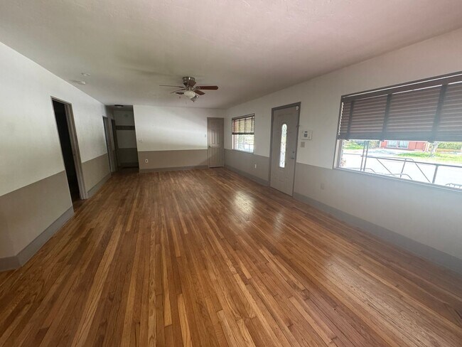 Building Photo - 6/3 within Walking Distance to Campus!!