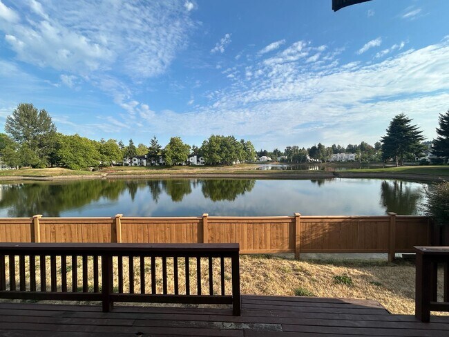 Foto del edificio - 3 Bed, 2.5 bath Kent house w/2-car garage ...