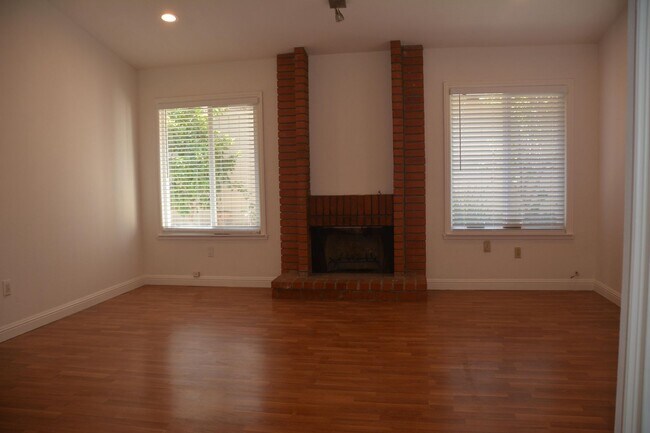 Foto del edificio - Sharp Pittsburg 3/2