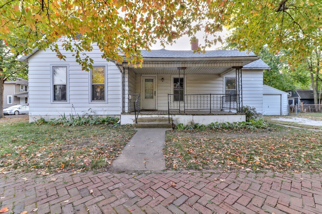 Primary Photo - 2 Bedroom bungalow close to Downtown Urban...
