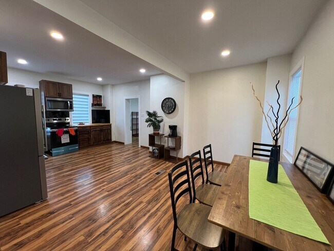 Foto del edificio - Detroid Shoreway Renovated  4 Bedroom, 2 B...