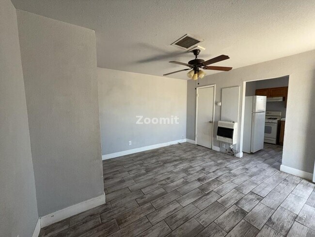 Foto del edificio - 606 W 11th St