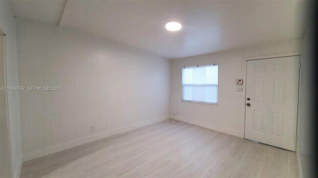 Foto del edificio - 841 NW 12th Ave