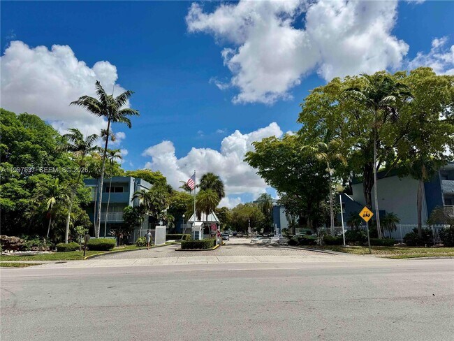 Building Photo - 9375 Fontainebleau Blvd