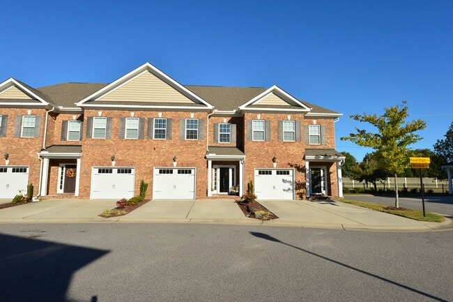 Building Photo - Clubhouse and pool community in the heart of Greenbrier!