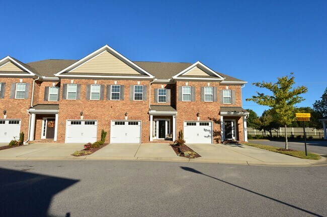 Foto del edificio - Clubhouse and pool community in the heart of Greenbrier!