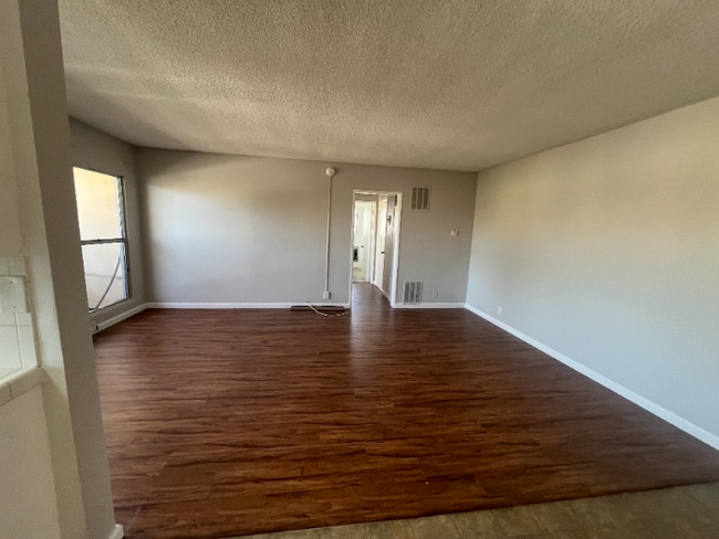 Foto del edificio - 3945 W 8th St