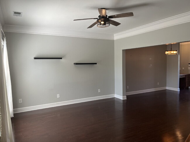 Building Photo - "Charming 2-Bed Townhouse Retreat with 2.5...