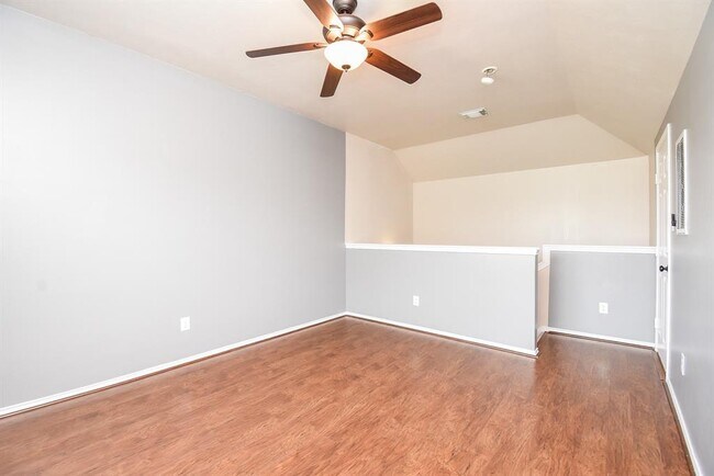 Building Photo - 714 Redwing Park Dr