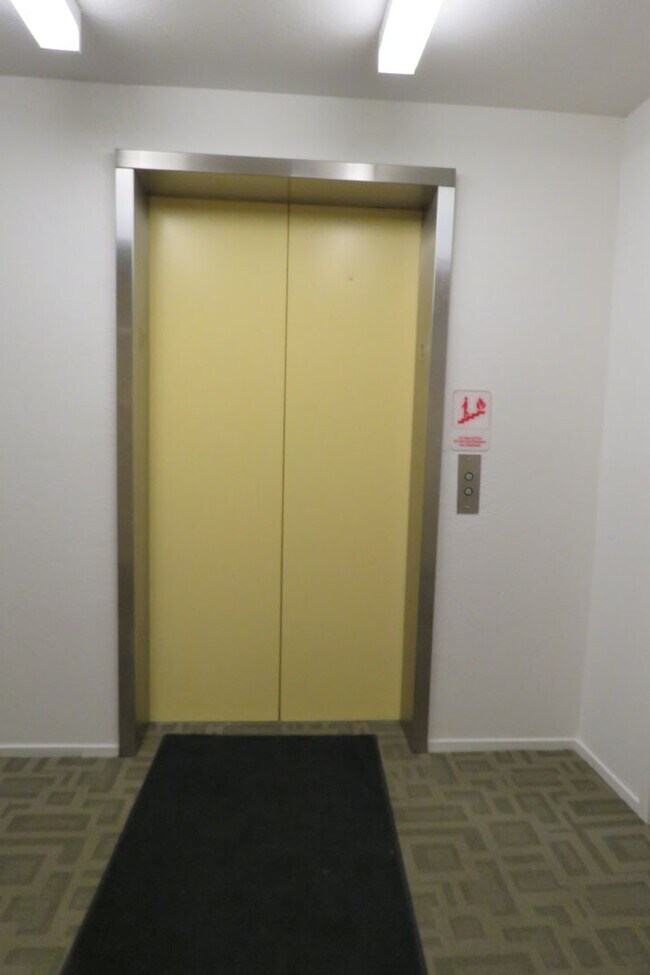 Foto del edificio - LARGE STUDIO IN SUNNY MISSION W/PARKING