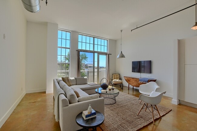 Building Photo - 180 NE 4th Ave