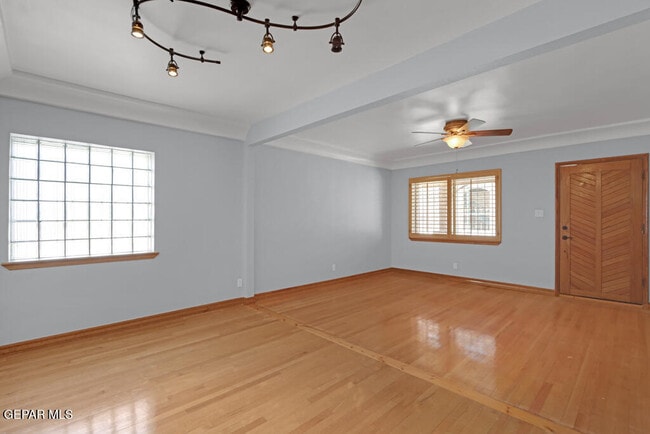 Building Photo - 406 W Overland Ave