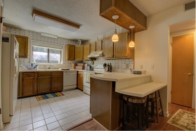 Building Photo - 49 Lake Dr