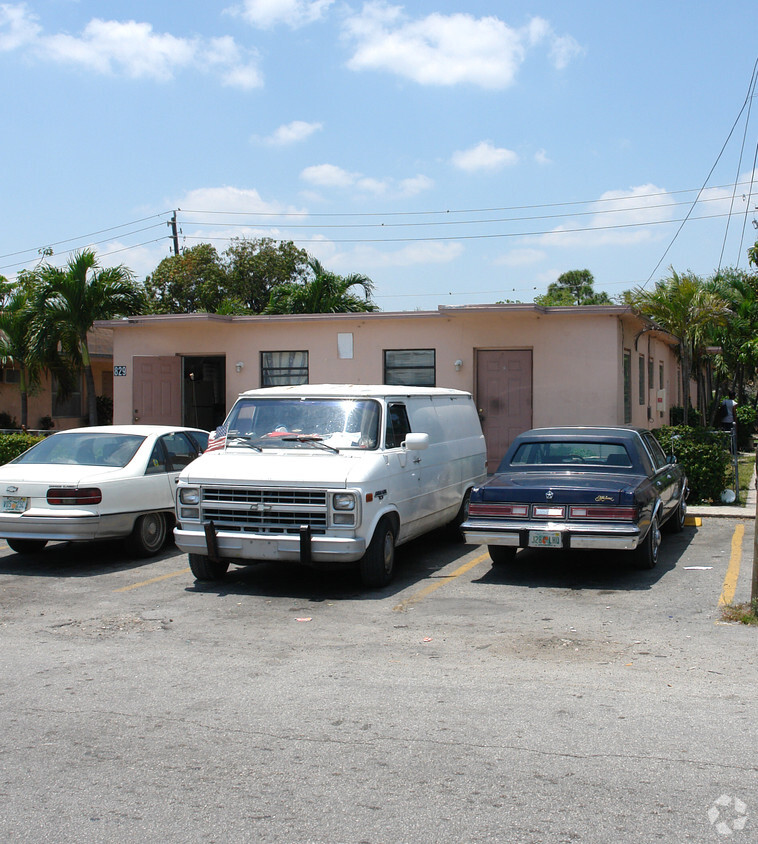 Building Photo - 827-835 NW 10th Ter