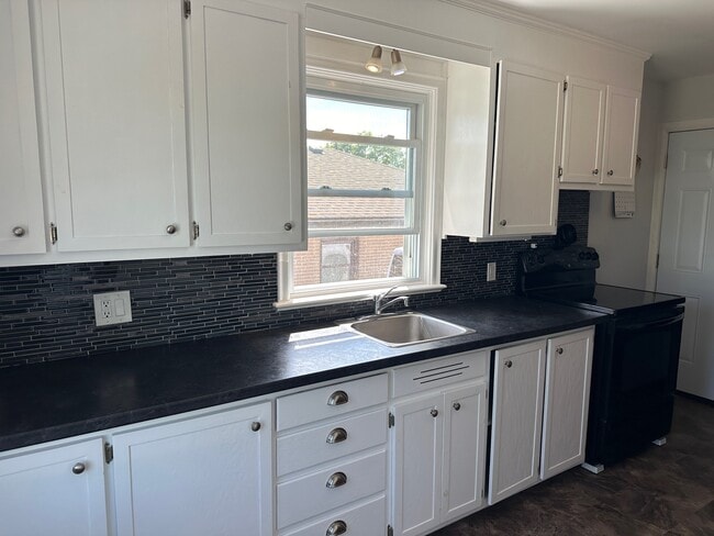 Photo du bâtiment - Fantastic 3-Bedroom Main Floor Apartment for Rent in Peterborough