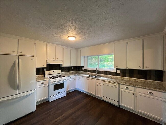 Building Photo - 495 Ansley Dr