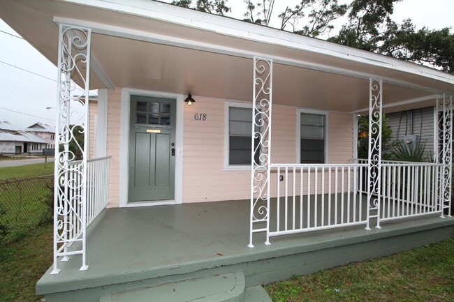 Building Photo - Charming 2-Bedroom Cottage Near Downtown P...