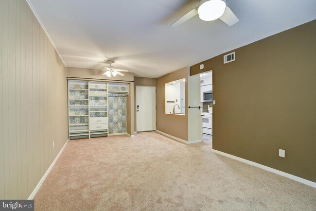 Building Photo - 5806 Royal Ridge Dr
