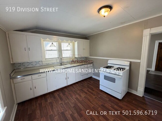 Building Photo - 919 Division St