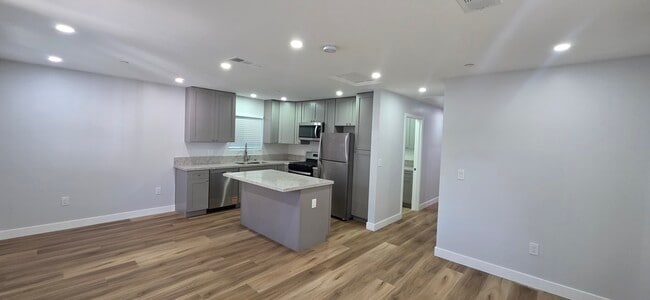 Foto del edificio - 1751 N Oxford Ave